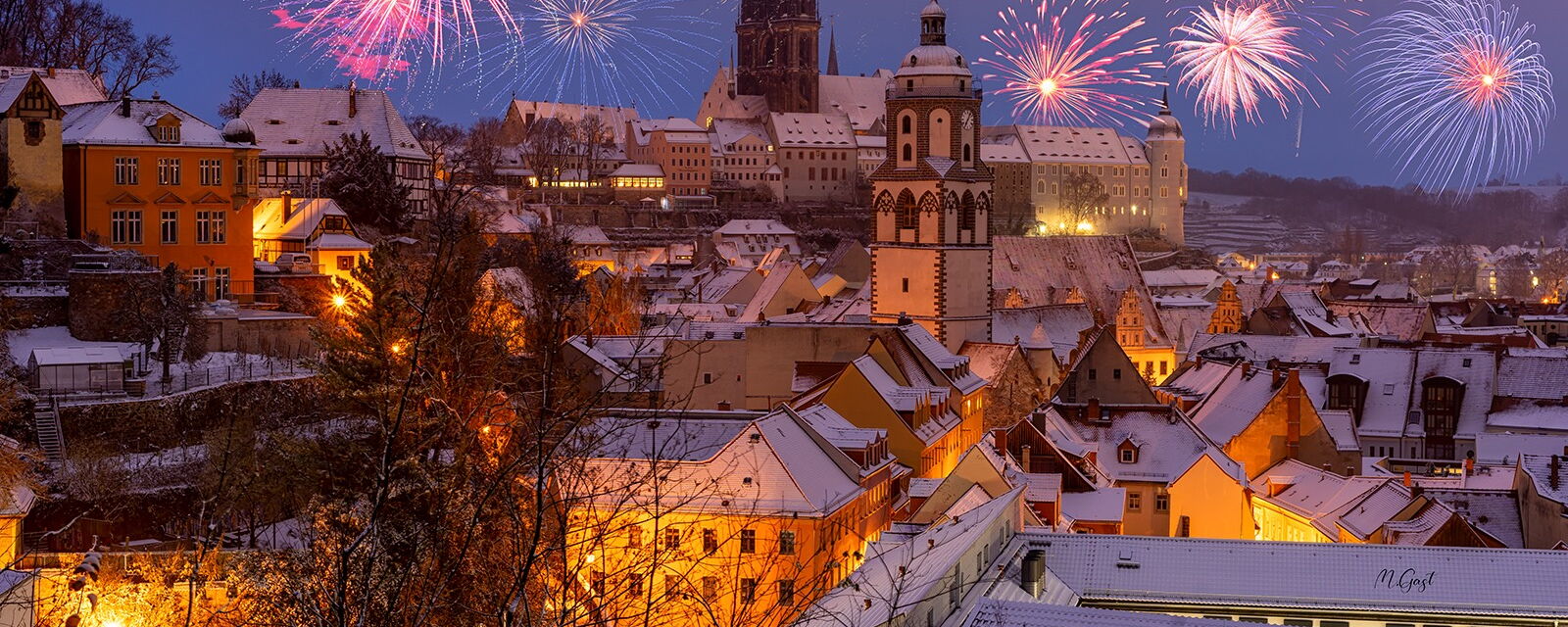 Feuerwerk über der verschneiten Altstadt von Meißen