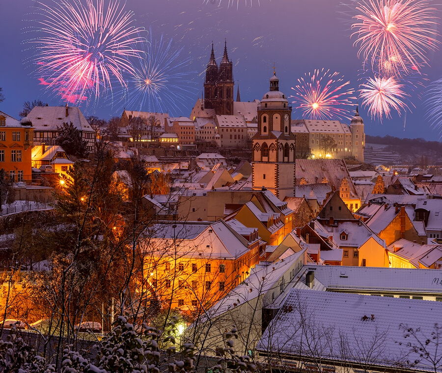 Feuerwerk über der verschneiten Altstadt von Meißen