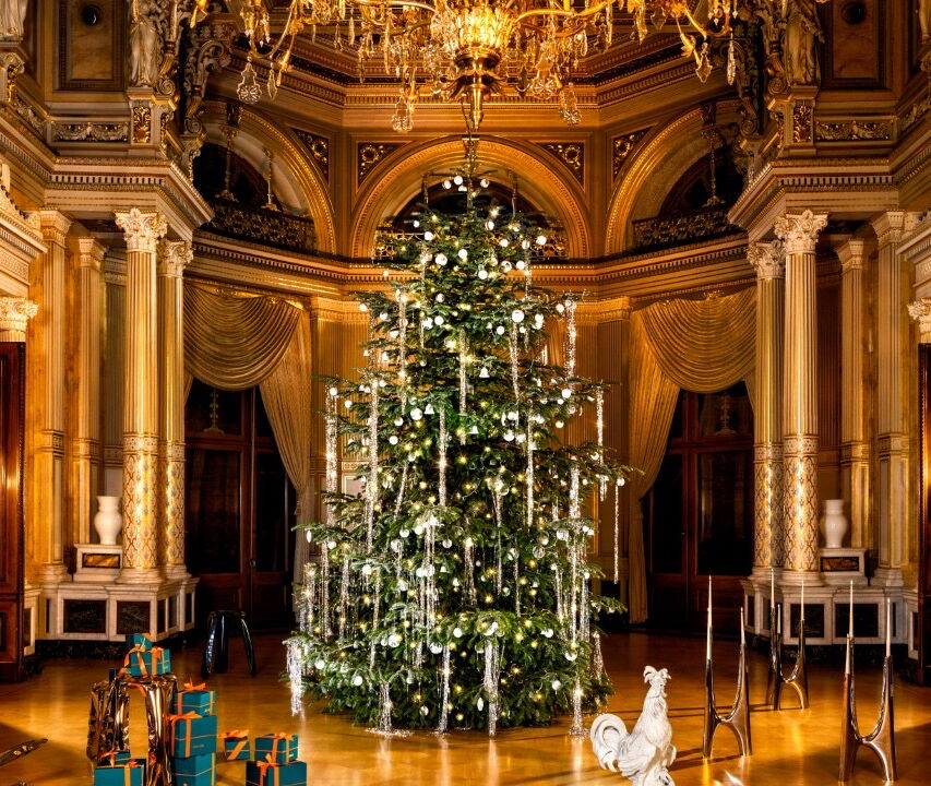 Festlich geschmückter Weihnachtsbaum in einem historischen Saal